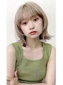 ホワイトブロンドハイトーン外ハネ小顔レイヤカット裾カラー