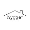ヒュッゲプラス(hygge+)のお店ロゴ