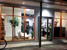 クレールドリュンヌ(clair de luna)の雰囲気（土居通りに面した明るい外見）