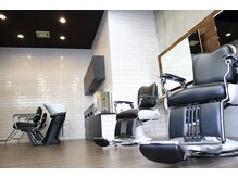 タフ バーバーショップ(TOUGH BARBER SHOP)の雰囲気（シャンプー台は奥にあるので人目を気にせずリラックスできます。）