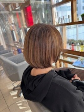 スタジオ アルファプラス 日暮里店(studio α+) ステップボーンカットカットボブショートハイライト白髪ぼかし