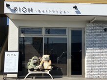 リオン(RION)の雰囲気(白を基調としており、入口の可愛いくまのぬいぐるみが目印◎)