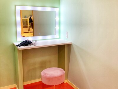 メイク直しの鏡は流行の女優ライト。自撮りにぴったりな店内です