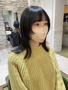 コム(com by neolive) 顔まわりカットでウルフ風スタイル