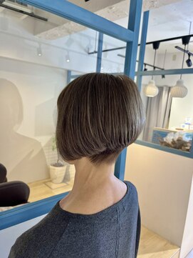 ラソニシカサイ(Lazo nishikasai) オシャレ白髪ぼかし前下がりショート ~夏木マリさん風~