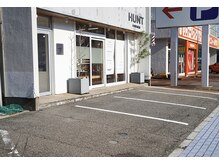 ハントフォーメン(HUNT FOR MEN)の雰囲気（店入口前～４台　駐車可）