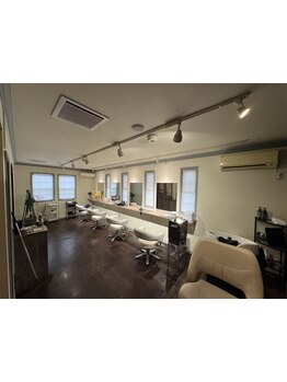 落ち着いた雰囲気の店内で、髪も心もリラックス♪あなただけの特別な時間をご提供します。