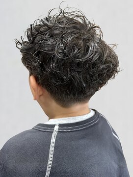 ツイストスパイラルパーマ 刈り上げ 黒髪 メンズカット 20代