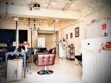 ヘアーデザイン ゴールド(Hair design GOLD)の雰囲気（白を基調にした明るい店内）