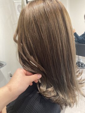 ガーベラ(gerbera) レイヤーカット×明るめグレージュ