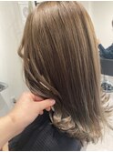 レイヤーカット×明るめグレージュ