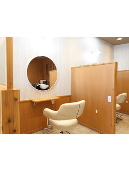 外から施術中の姿が見えない半個室のリラックス空間。お客様ひとり一人に向き合うパーソナルヘアサロン◎