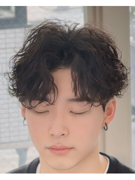 バース バイ ハピネス(BIRTH by happiness) 韓国へアカルマパーマワックスなしセンターパート黒髪ウルフ