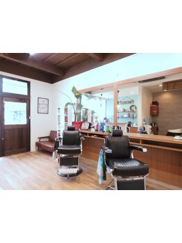 周りを気にせずゆったりできる少人数の空間◎男がリラックスしながらオシャレを楽しみ"自分を磨く場所"。