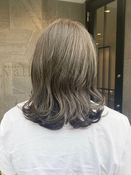 メゾン アヴァロ(Maison Avallo) カーキグレージュのレイヤーミディアム