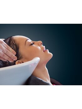 頭皮ケアはもちろん、髪の芯からケアして健やかな素髪へ。極上のリラックス時間をを体感ください◇