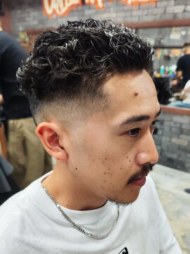 スリーセント 栄(3/cent) 極道パーマ/フェードカット/スキンフェード