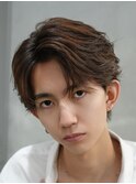 大人の抜け感を演出する、今トレンドのフェザーパーマ