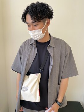 クララ サカエ(CLALA Sakae LA.DONNA group) センターパート波パーマ