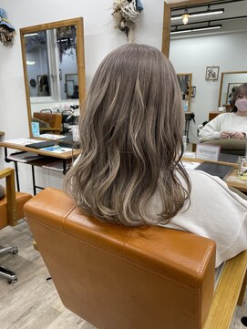 ルチナ 秦野(Lucina) シルバーベージュ/ホワイトベージュ/ダブルカラー/セミロング