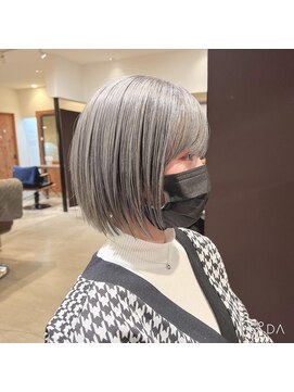 ティー リュクスボーテ(T LUXE BEAUTE) ショートボブ／シルバー／ツーブリーチ