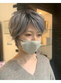 ショートヘアにシルバーハイトーンで個性的に！