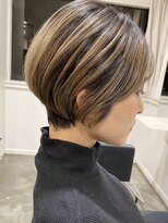 表参道白髪ぼかしハイライトウルフショートヘアグレージュ40代