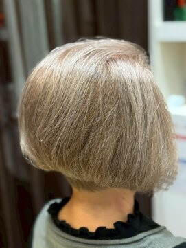美容室ヒラトヤ 都南店 大人可愛い白髪ぼかしシルバー×ブラウン マッシュショートボブ