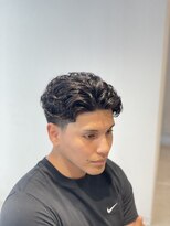 グルーマーズトウキョウ 渋谷店(GROOMER/S TOKYO)&nbsp;ラルフカール 刈り上げセンターパート フェザーパーマ フェード