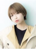 センシュアル小顔ショートスタイル、明るめオリーブベージュ