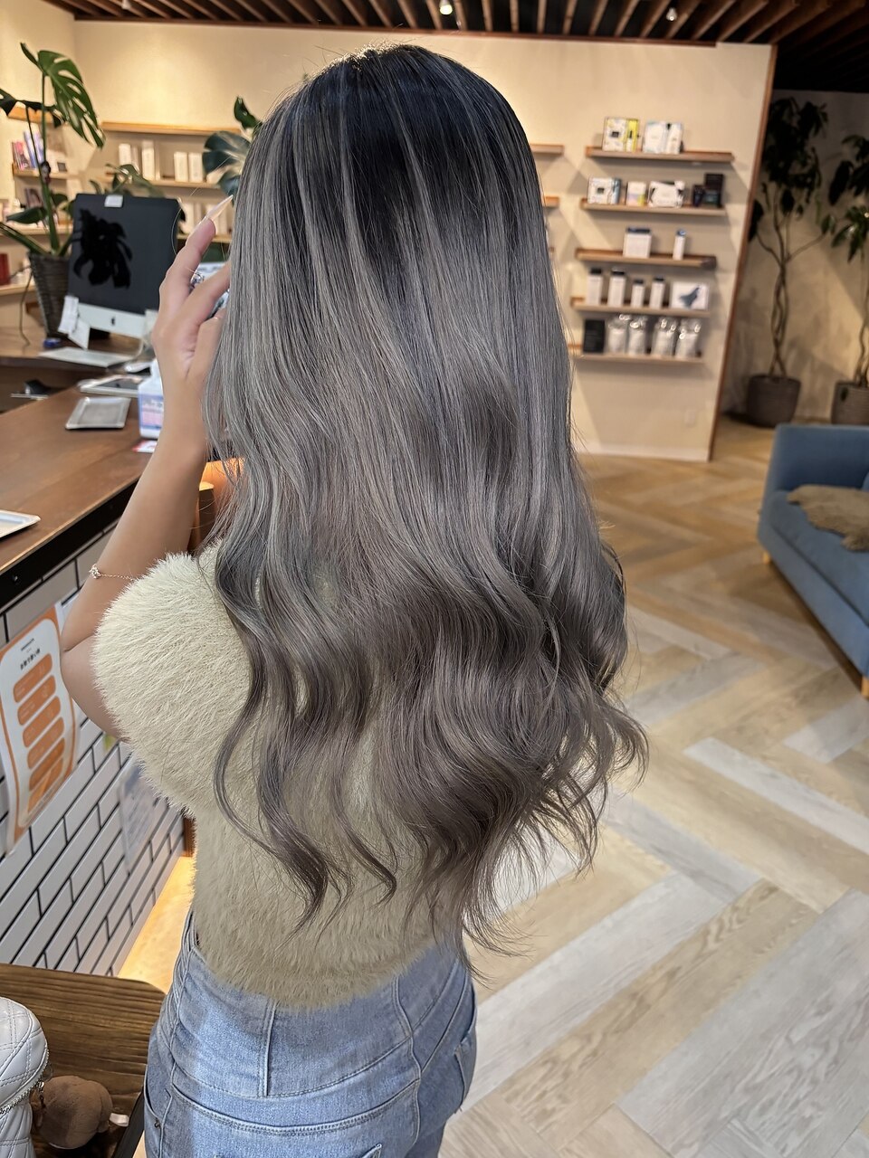 大人ギャルシャドールーツ ロング×外国人風グレーアッシュ：L267302388
