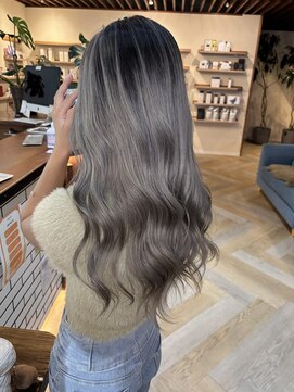 ラフ バイ マグ 南松本(R.A.F. by Mag) 大人ギャルシャドールーツ ロング×外国人風グレーアッシュ