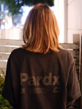 乾かすだけで決まる顔まわりにレイヤーを入れた大人ロブヘアー