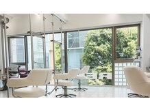 レンジシ オモテサンドウ(RENJISHI omotesando)の雰囲気（自然光たっぷりの明るい空間です/表参道/ショート/ショートボブ）