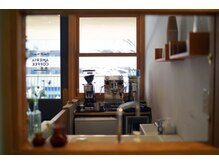 チョップショップ アット アメリア 宝塚店(CHOP SHOP at Ameria)の雰囲気（コーヒーショップも併設）