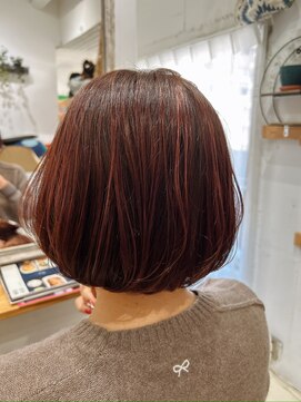 コンフィープラス(comfy plus) ピンクレッドカラーで色味強めの艶々ボブ／顔まわりレイヤー