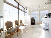 スリールヘア(Sourire hair)の雰囲気（白が基調の明るい店内♪）