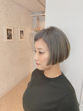 ダマーニ 表参道(DAMANI) スモーキーアッシュカラーと重めボブスタイルで個性的に