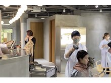 毛髪花学研究所の雰囲気（スタッフは全員キャリア15年以上、勤続年数も12年以上です。）