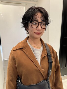 シータ(sheta) 【sheta青山表参道三畑】ネビージュ黒髪小顔フェザーショート