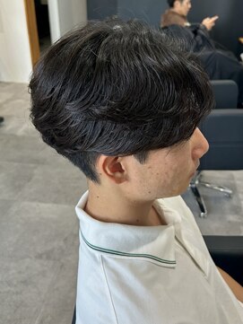 ヒュイル バイ ニアウ(Hwyl by Niau) メンズカットパーマニュアンスパーマセンターパート刈り上げ