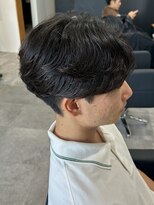 ヒュイル バイ ニアウ(Hwyl by Niau) メンズカットパーマニュアンスパーマセンターパート刈り上げ