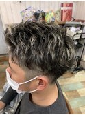 近鉄八尾メンズ／黒髪ハイライト束感スタイル