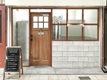 カラールーム(Color Room)の雰囲気（シンプルで落ち着いた入り口です。）