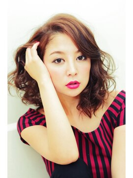 フェリシータ 緑地公園店(felicita) 外ハネを活かした個性的な斜めバングウェービーボブ