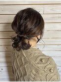 ミディアムヘアのローポニーアレンジ