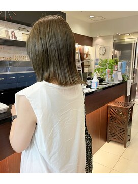 アトレ(attrait) ＊オリーブベージュ 透明感 ダブルカラー 外ハネボブ 天王寺