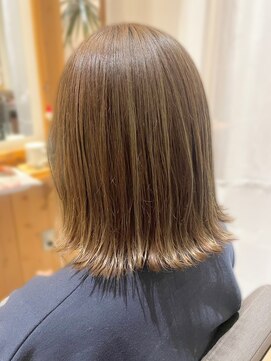 タイズ(ties) 20代30代40代ナチュラルストレート外ハネモカベージュ