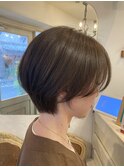 襟足すっきり美人ショート前髪長めショート艶感くすみベージュ