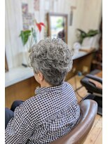 フィールスタイル(FEEL STYLE) グレイヘアのショートパーマ